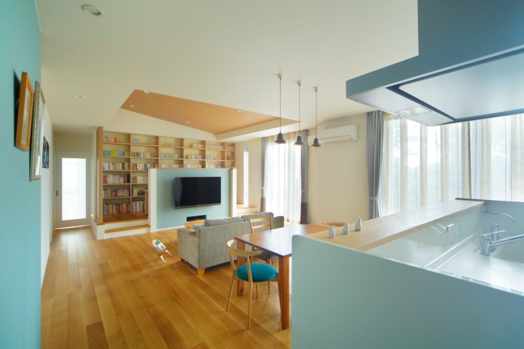 ブルーグレーの壁紙が使用された北欧テイストの注文住宅