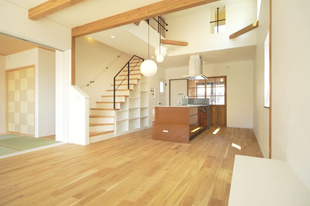 在来工法で建てられた吹き抜けリビング