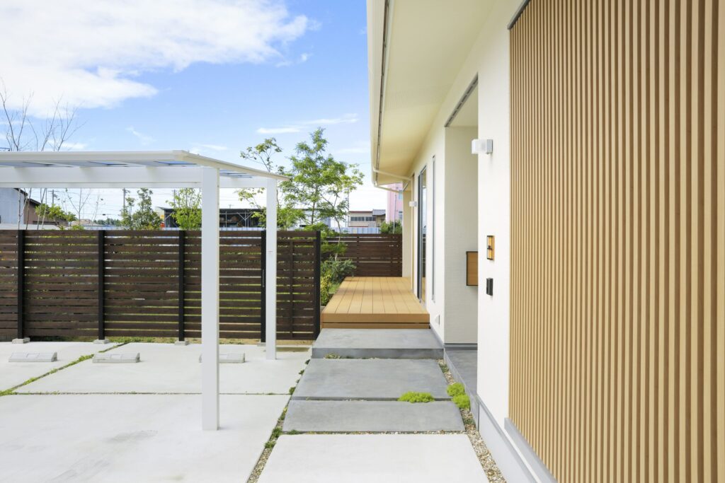 “光と影をデザインする家”｜浜松で人気の木格子を上手に取り入れる方法と注意点