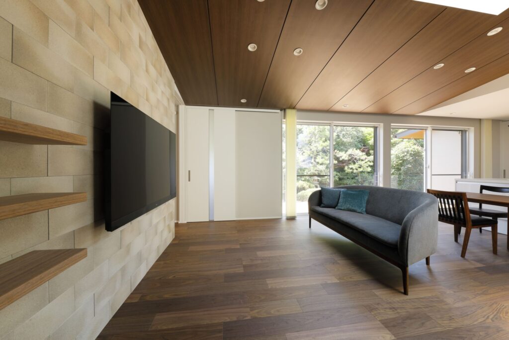 天井と床で同系色の木を使ったリビング