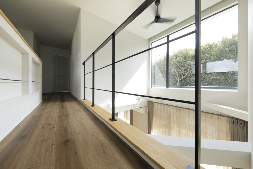 2階吹き抜けのアイアン素材