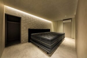 間接照明が壁に付けられた寝室