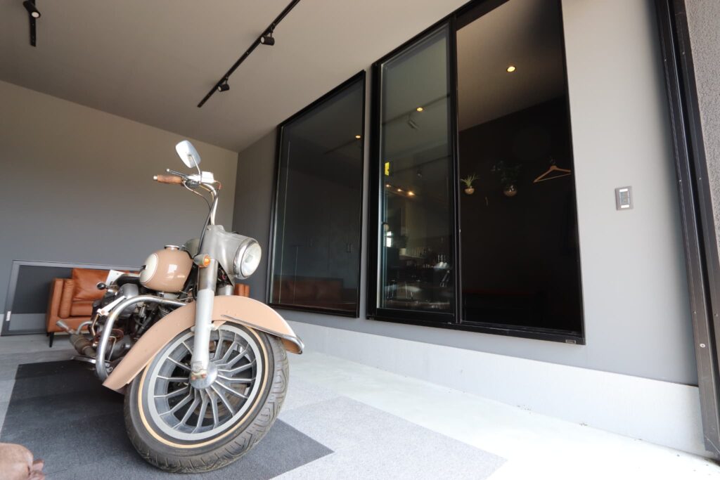 バイクが置かれたガレージ