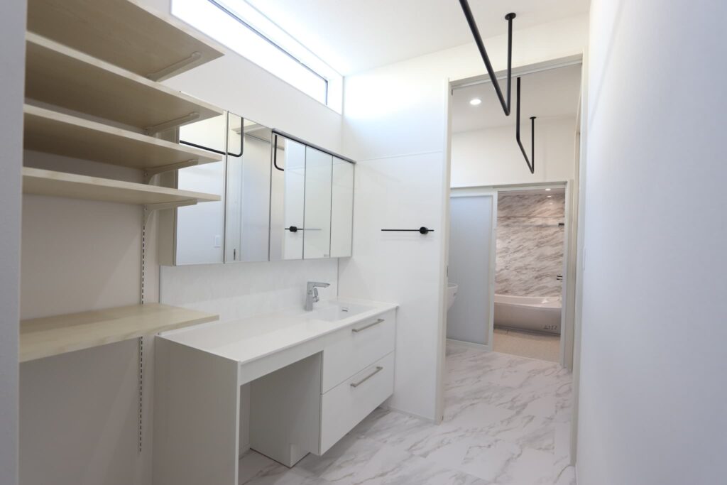 高い位置にFIX窓がある洗面