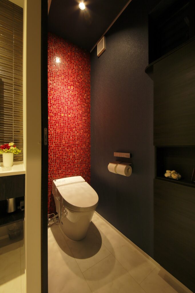 一部にタイルを使用したトイレ