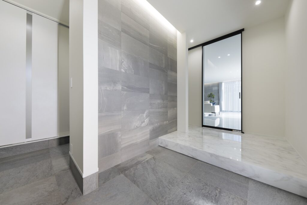 フィルムが貼られている扉