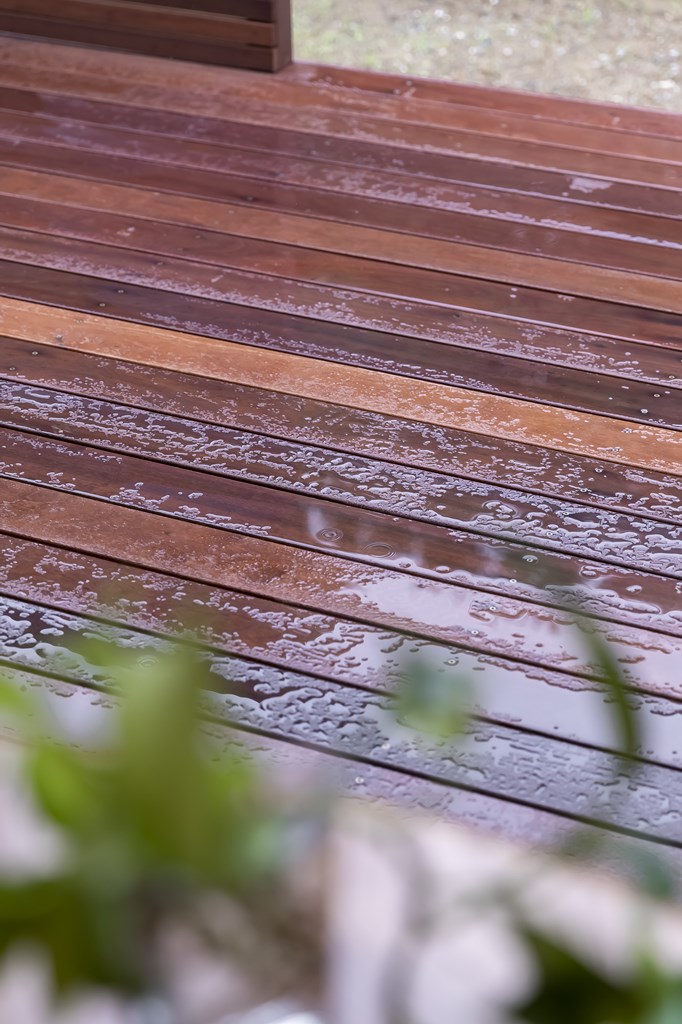雨に濡れているウッドデッキ
