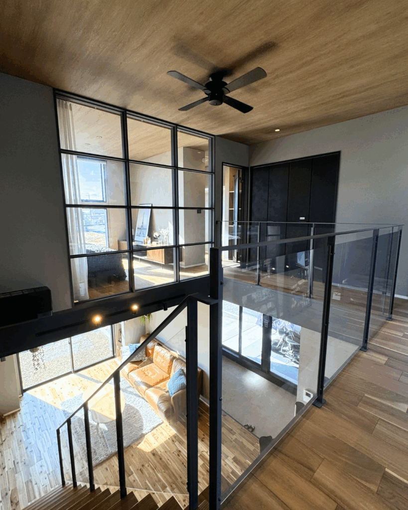 吹き抜けが気持ちよい階段