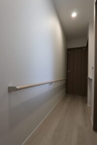 手すりがある廊下