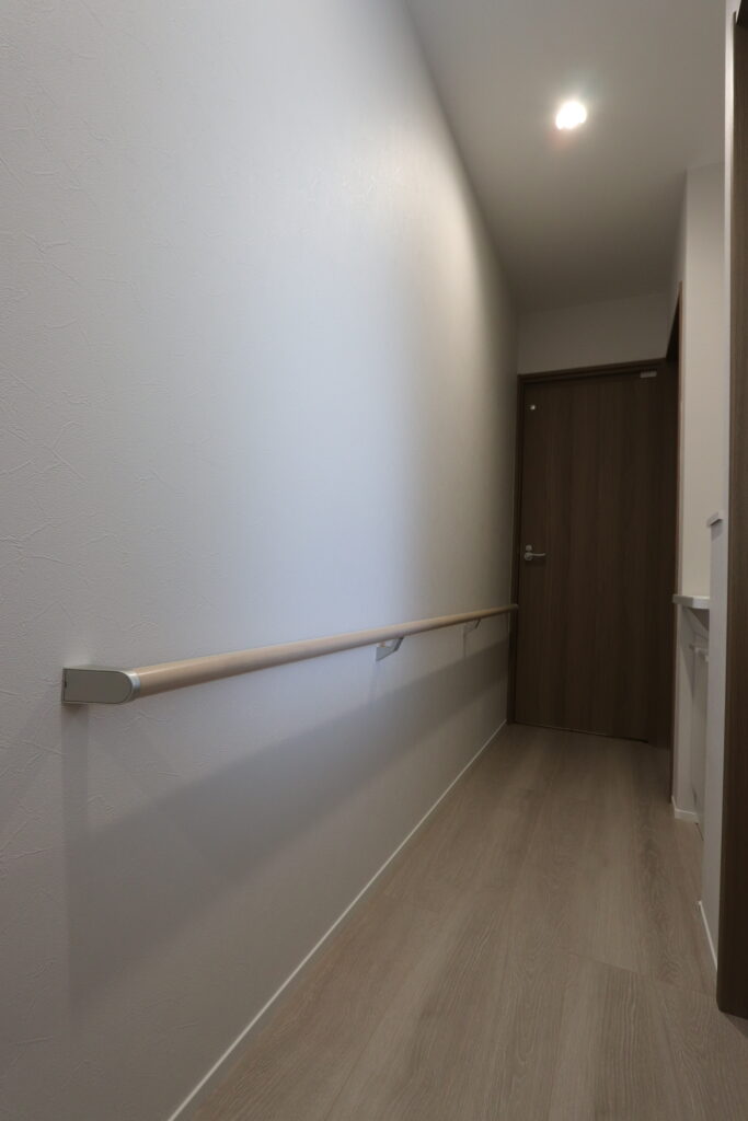 手すりがある廊下