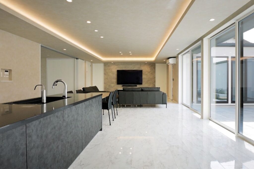 テレビ背面にはエコカラットを採用し、調湿効果とデザイン性を両立しています。