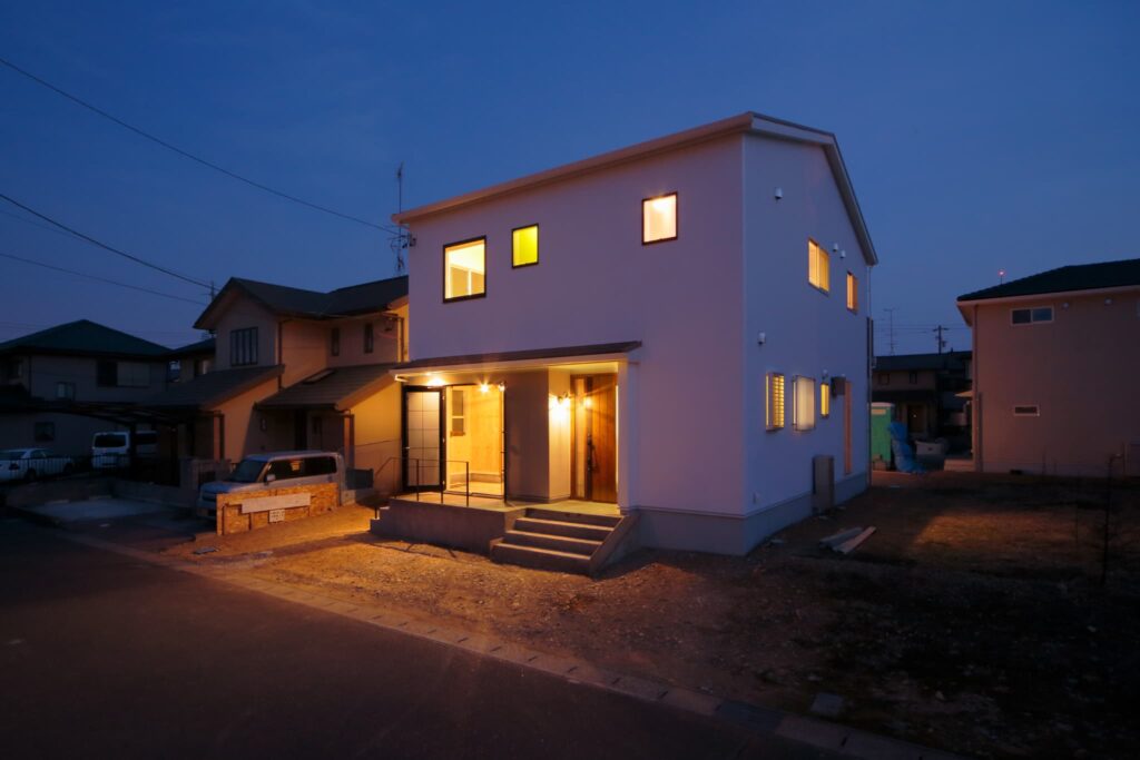 玄関や部屋から明かりが漏れていて存在感のあるお家