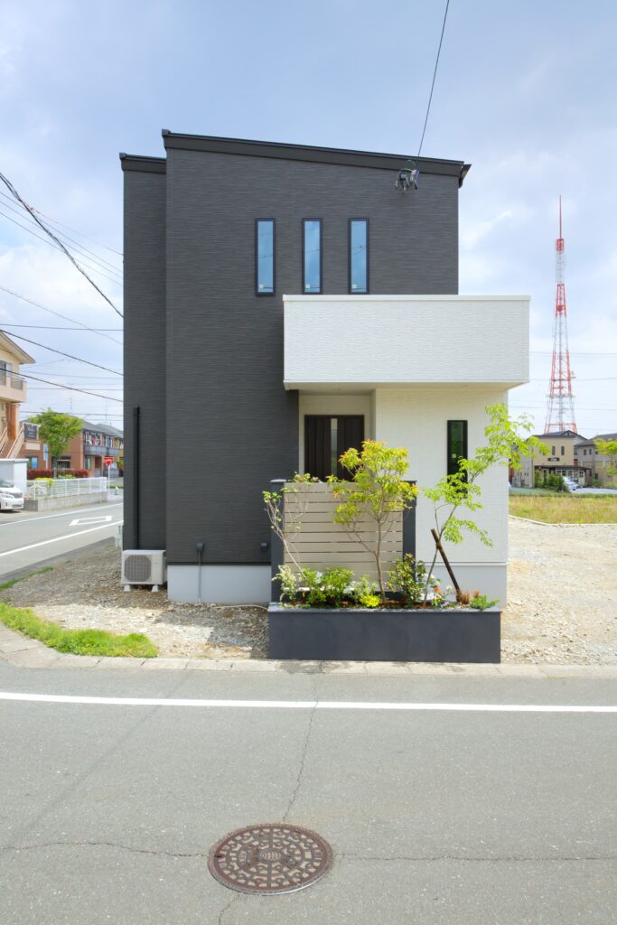 あえて玄関部分が見えないように設計されたお家