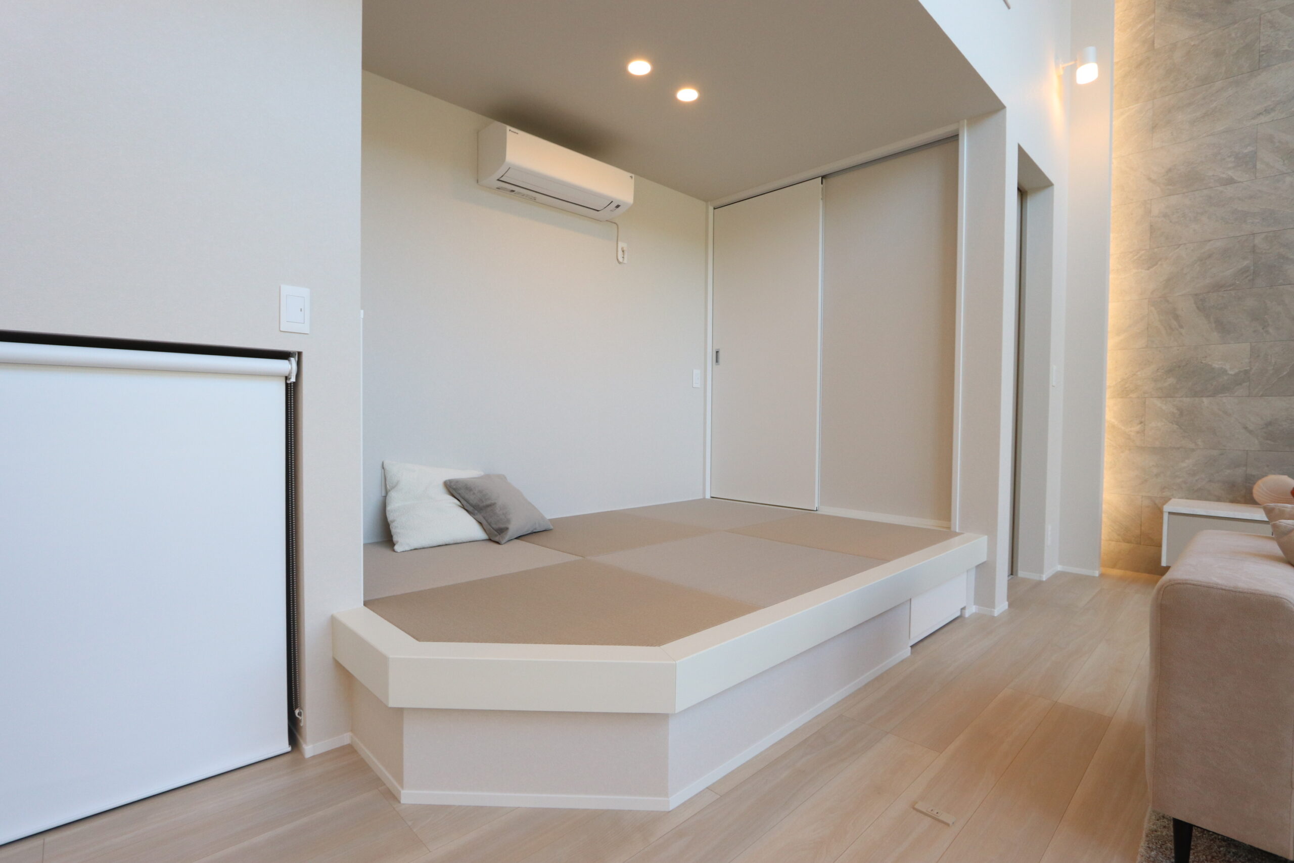 下に収納がある小上がり和室