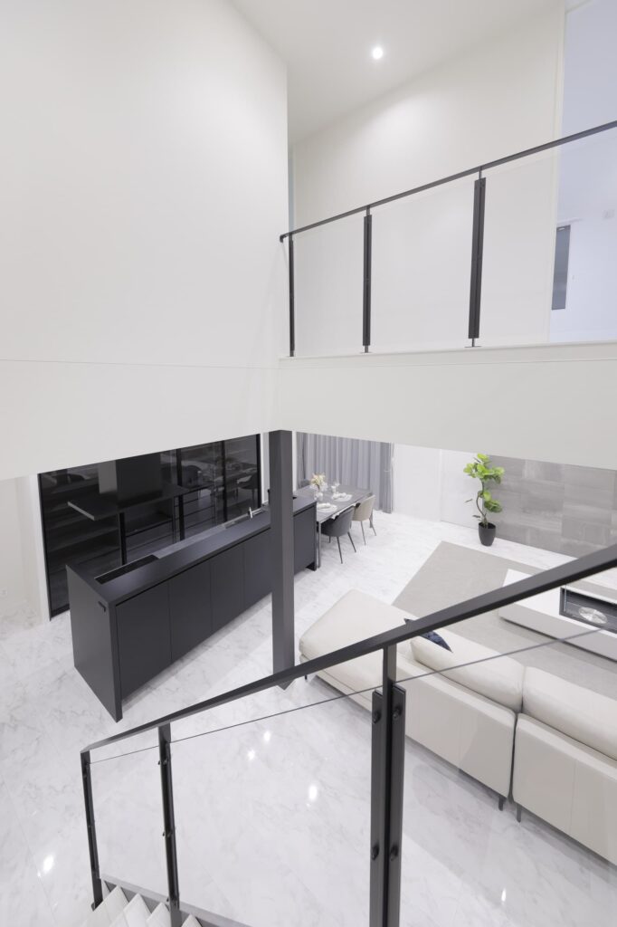 吹き抜け階段につながるリビング