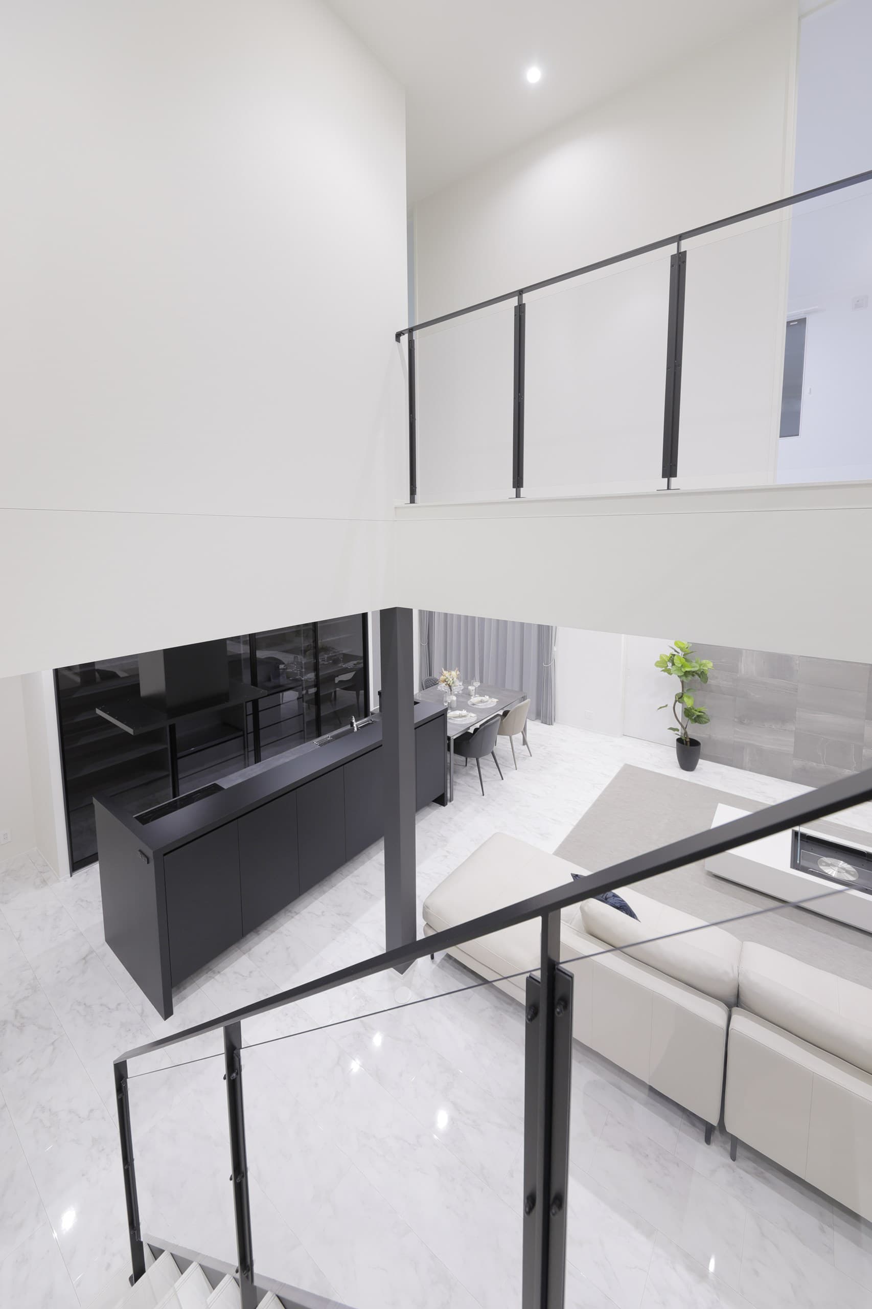 吹き抜け階段につながるリビング