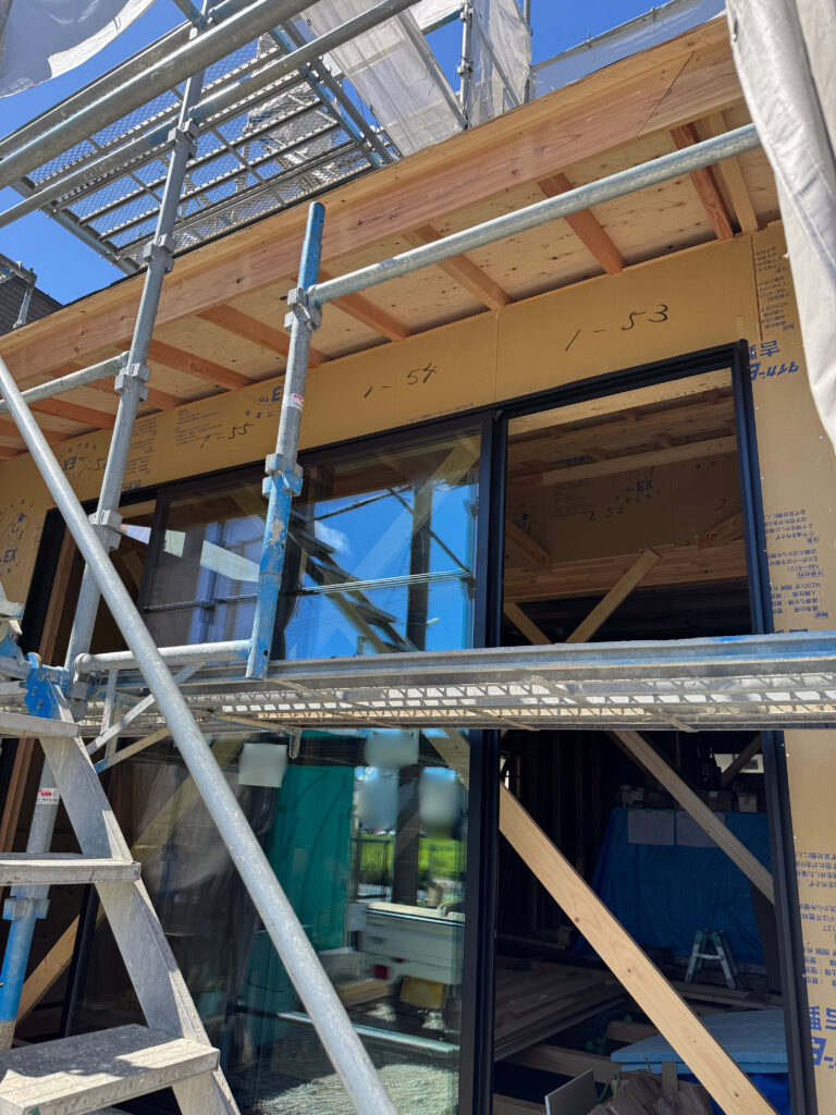 窓が取り付けられた新築注文住宅