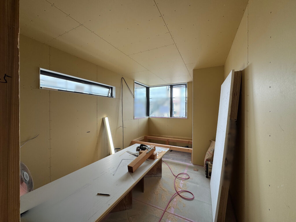 壁が貼られている洋室