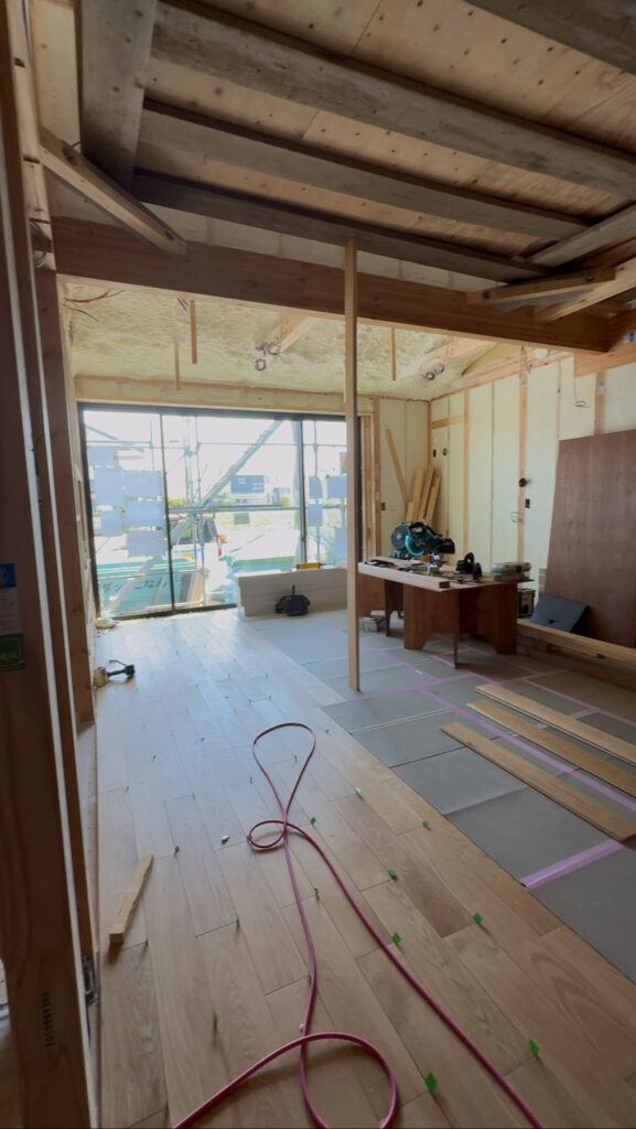 フロアに木材が貼られているリビング