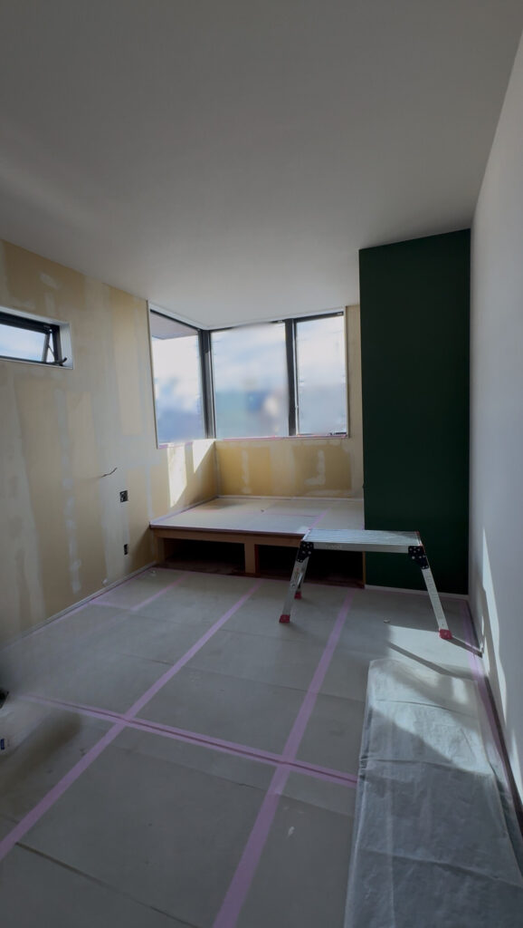 壁がグリーンに塗られた洋室