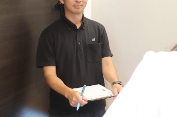 担当者が新築住宅へアフターサービスに訪問する