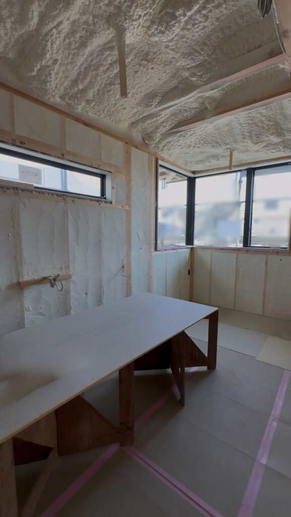 吹付断熱が施された洋室