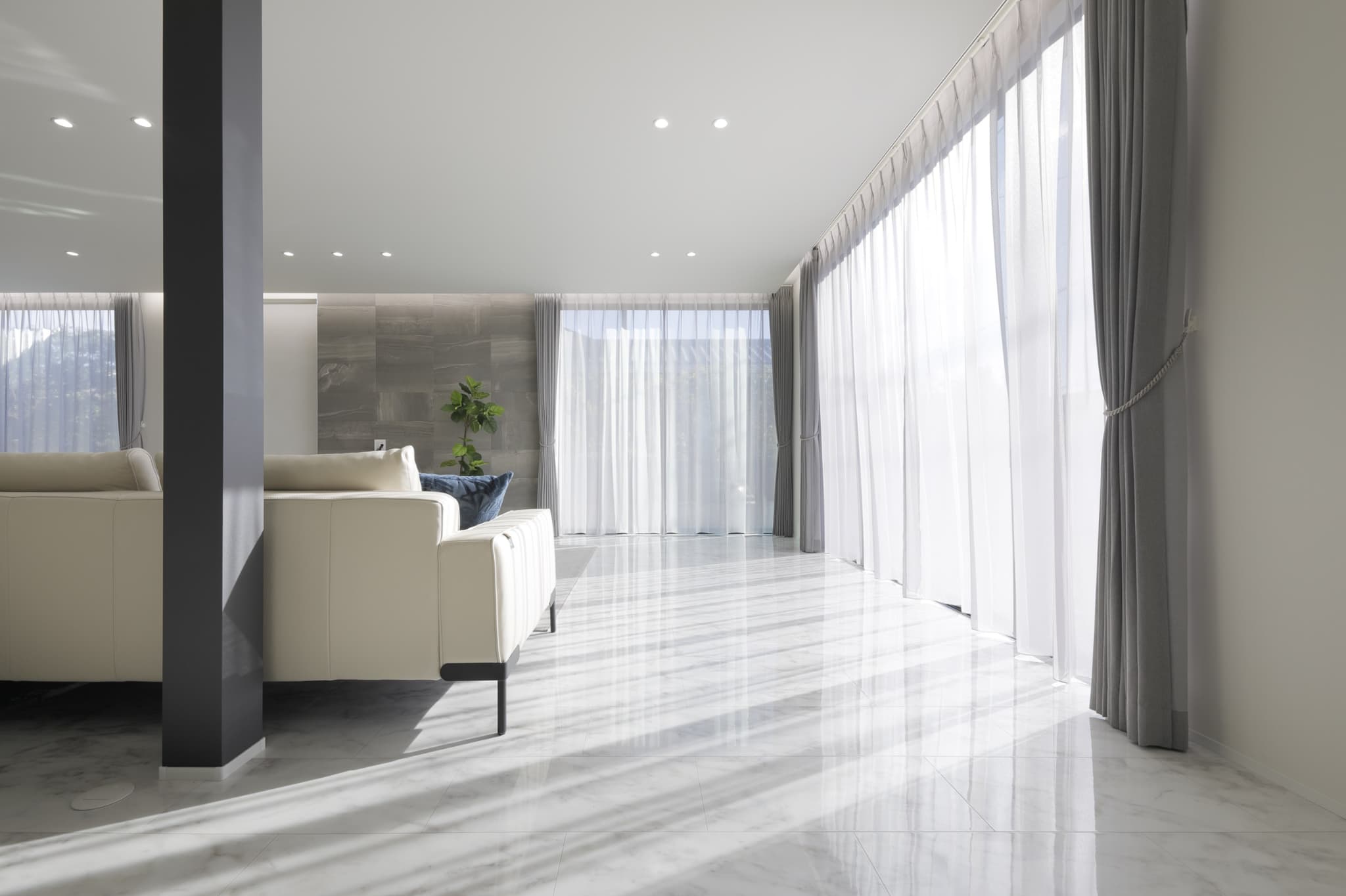 大理石風フローリングのリビング