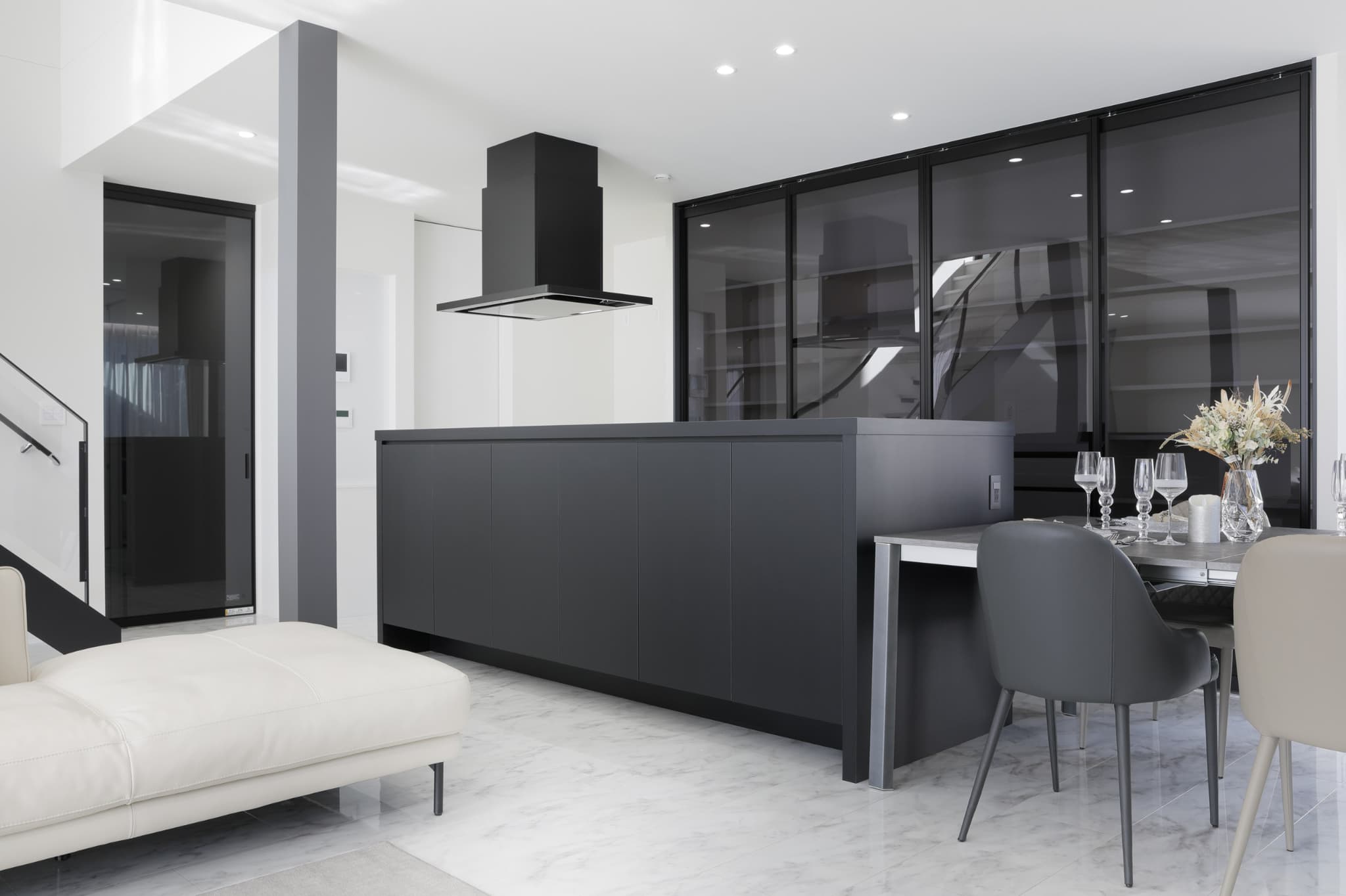 ホテルライクな空間を作るキッチンの造作収納