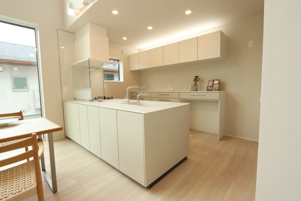 グレージュのキッチン