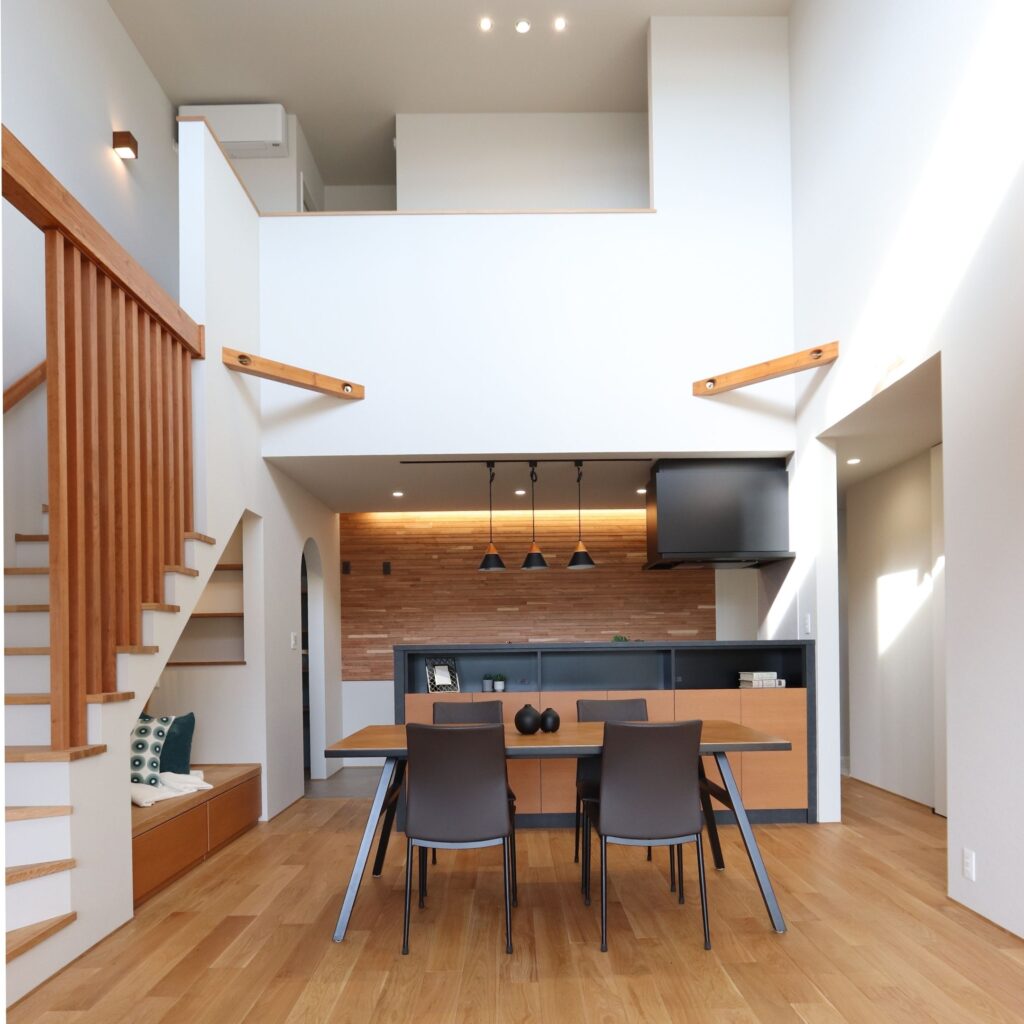 木を愉しむ夫婦の家 ─ 吹き抜けがつなぐ、家族時間