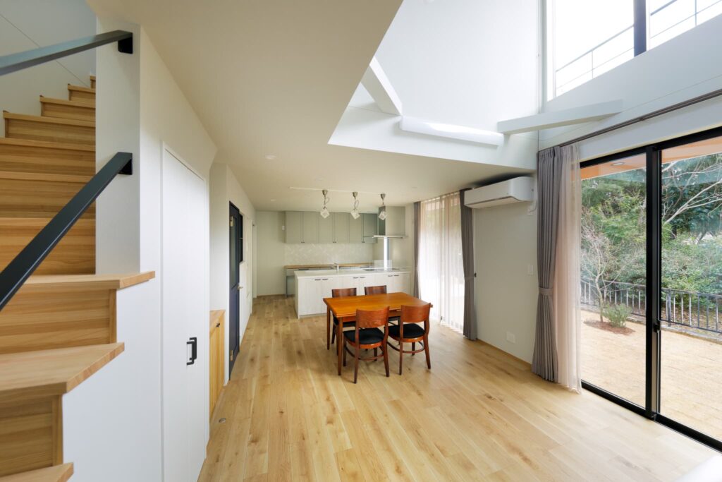 梁がでている吹き抜けのリビング