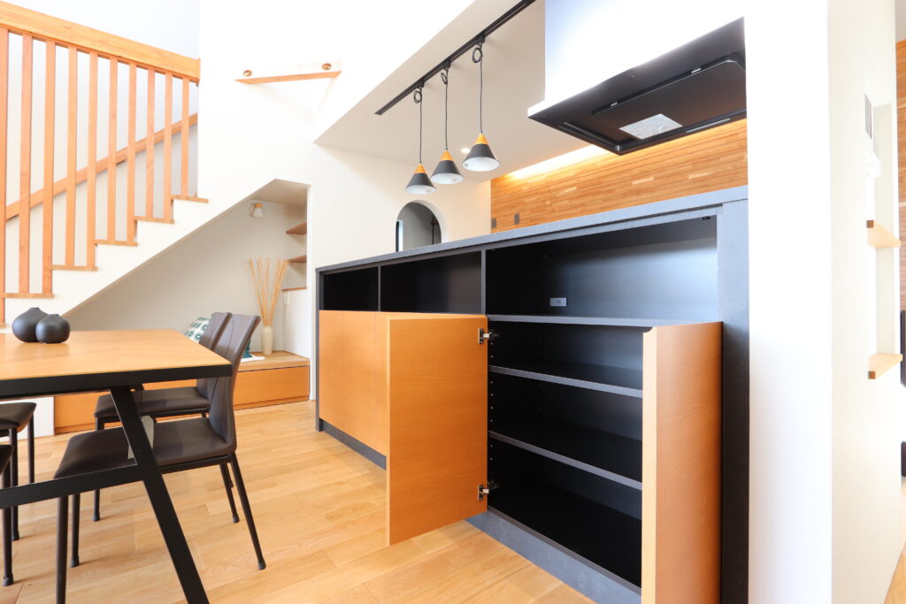 キッチンに設置された造作棚