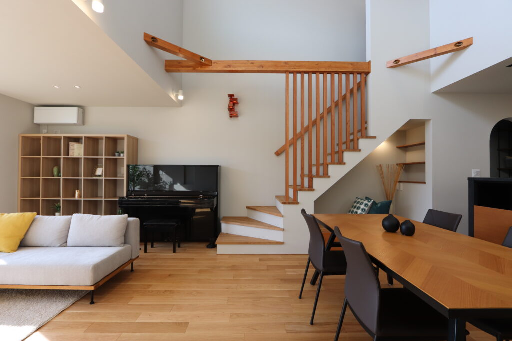 吹き抜けのリビング