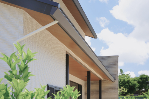 軒が出ている家