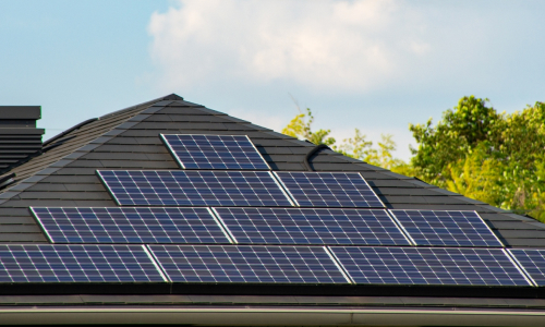 太陽光パネルがのっている屋根