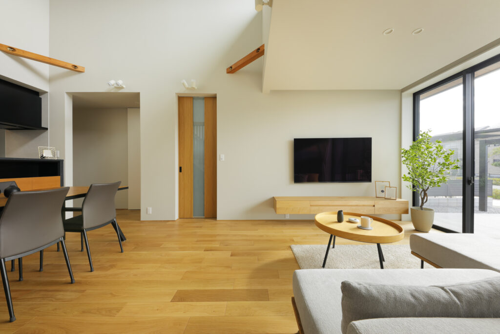 在来工法で建てられた吹き抜けリビング