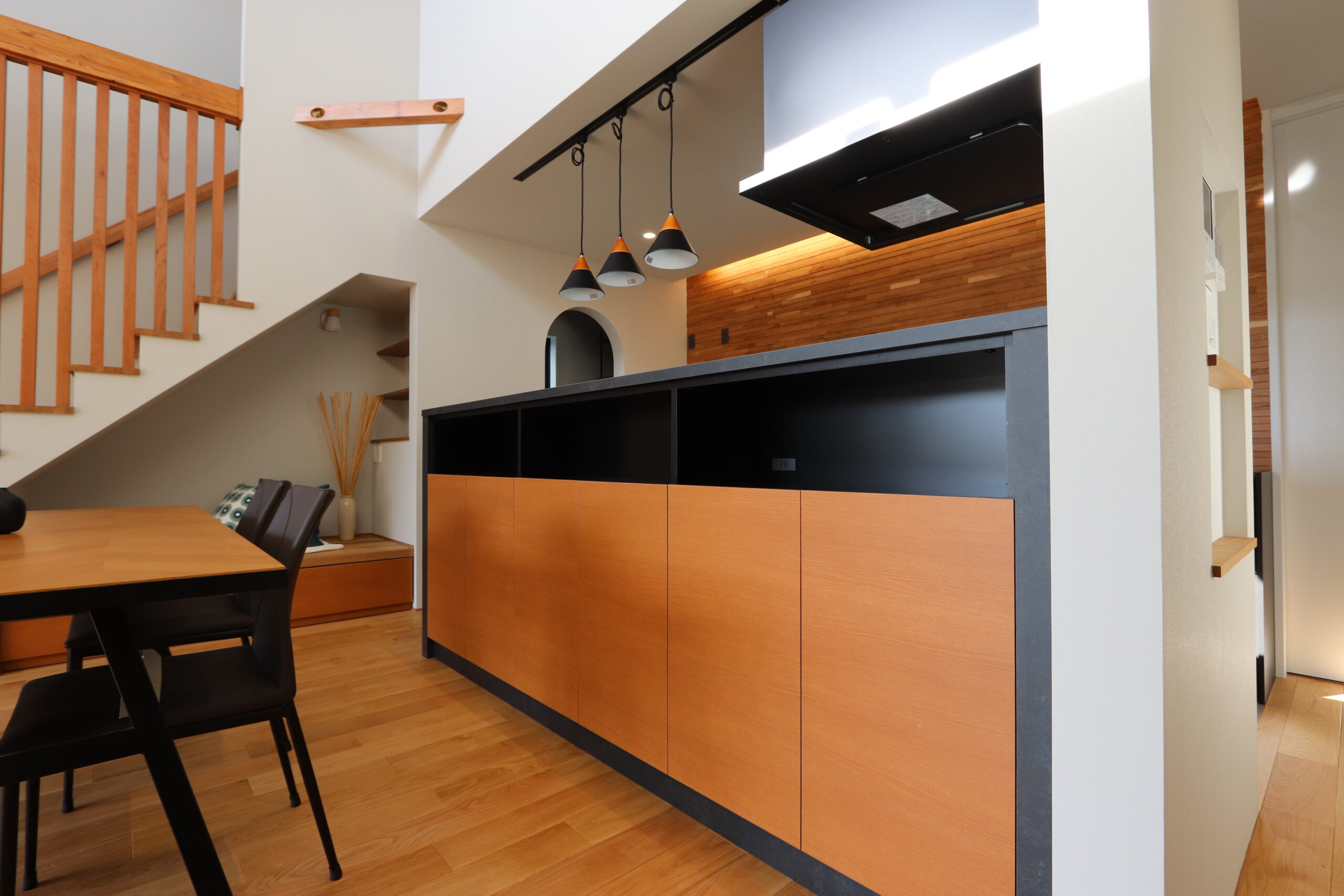 キッチン前の造作収納