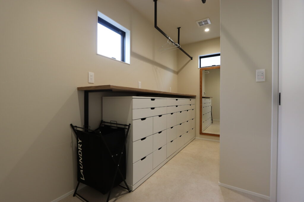 洗う、干す、しまうが一つの空間で叶うランドリールーム