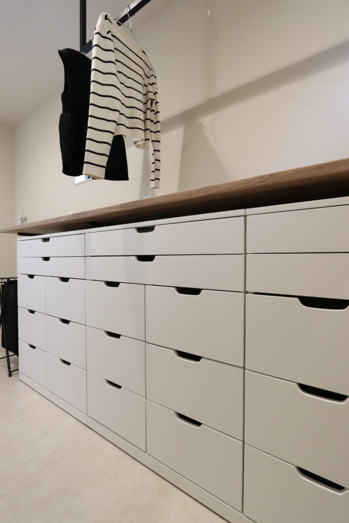 IKEAの棚に合わせて作られた造作カウンター