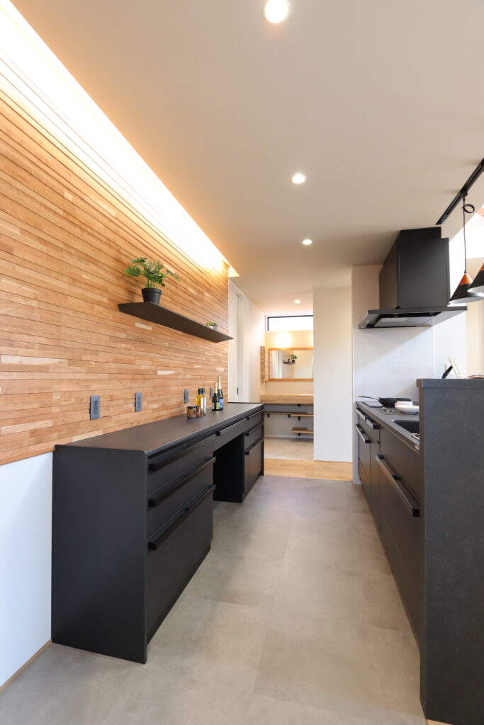 ウッドパネルが印象的なキッチン