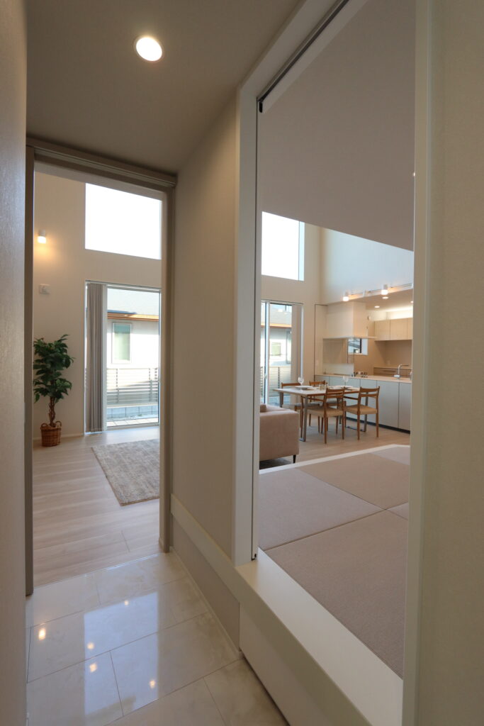 廊下からつながる小上がり和室