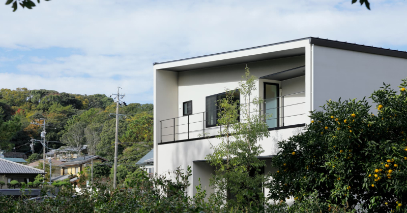 緑豊かな地域に建てられた注文住宅