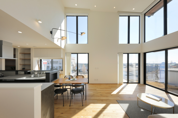 高台という立地に建てられた眺望の良い家