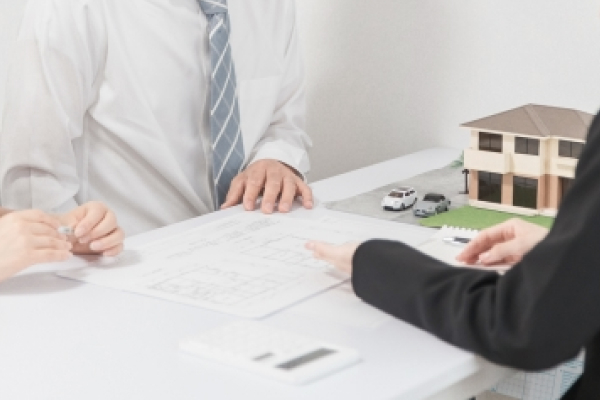 未来を見据えた土地計画を立てる人たち