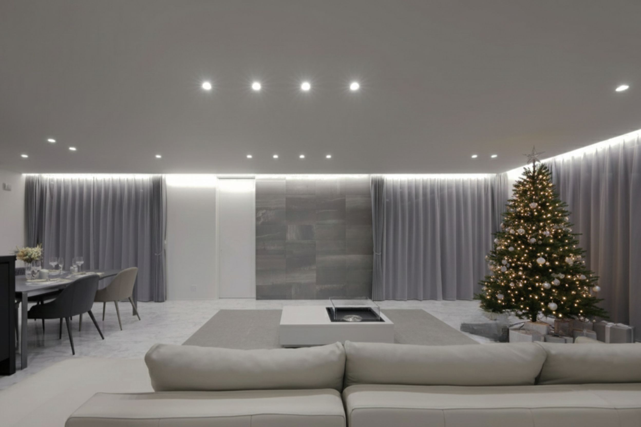 クリスマスツリーが飾られているリビング