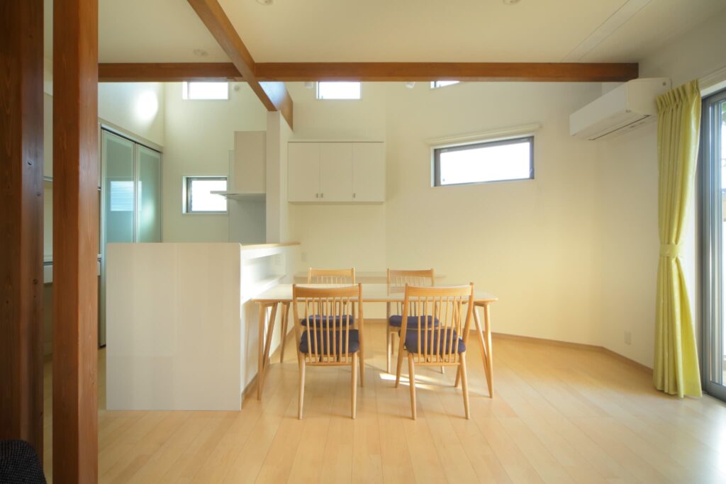 高窓が設置されたダイニング