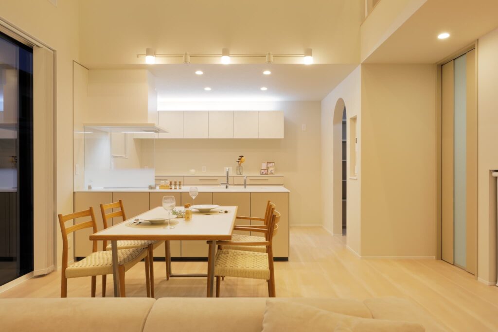 間接照明に照らされたキッチン