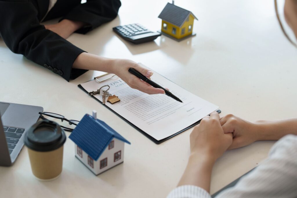 丁寧に説明をする営業マン