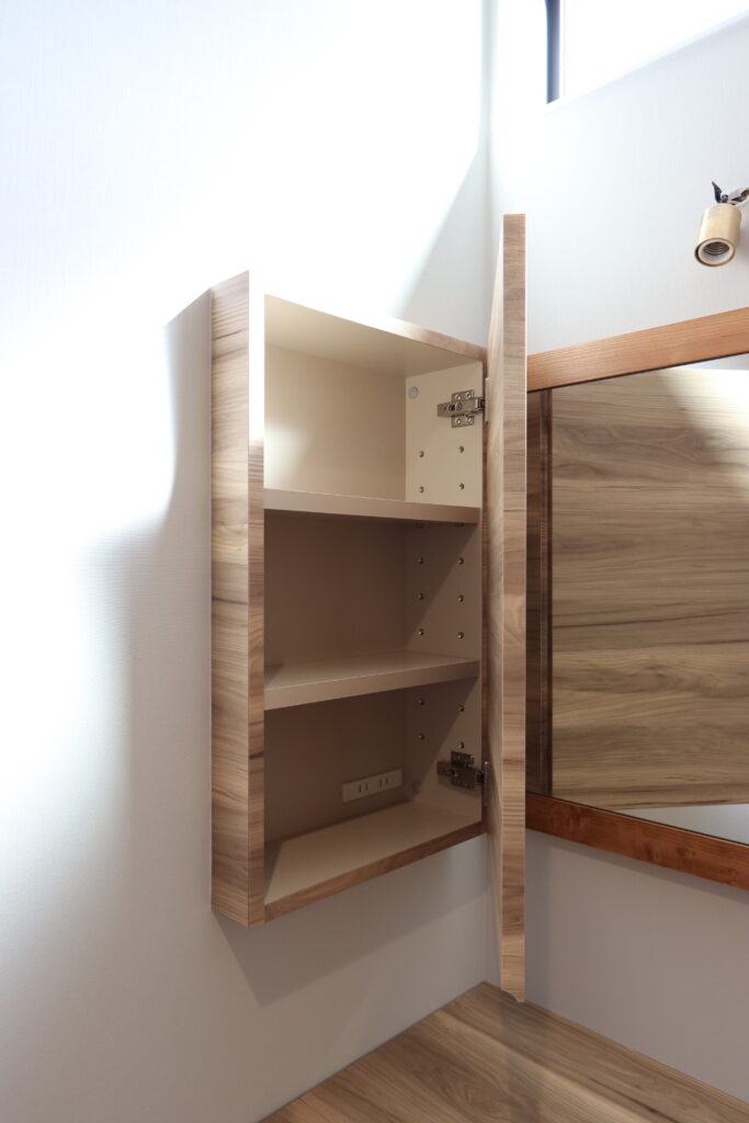 洗面に設置された造作棚