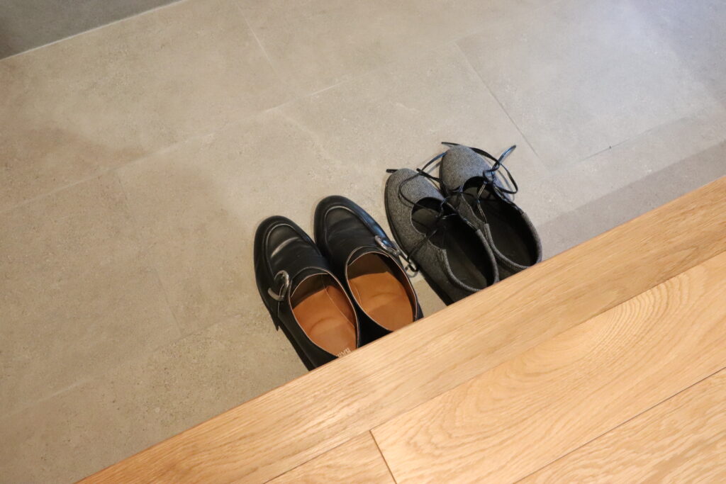 引渡し時の玄関に並ぶお施主様の靴